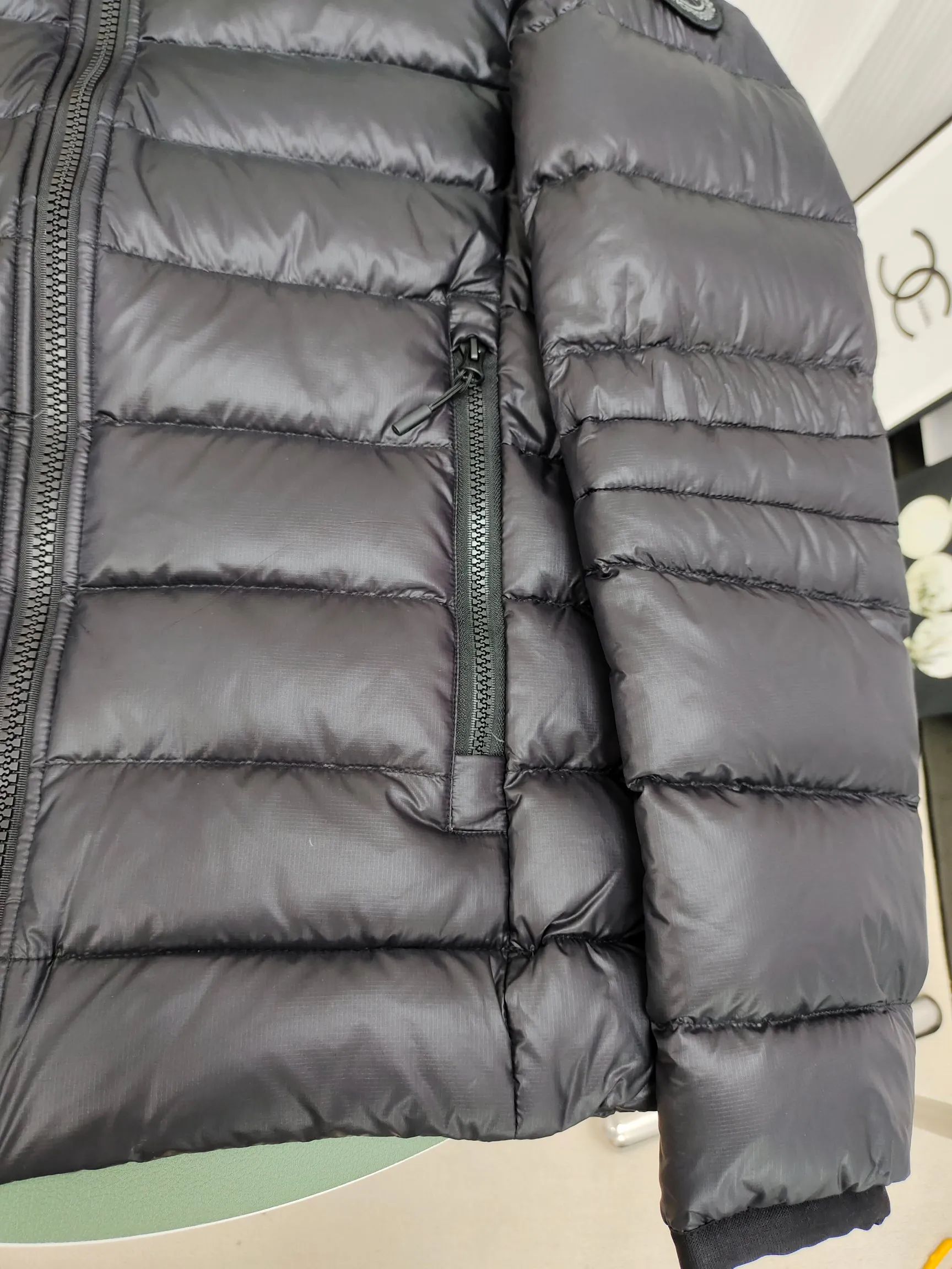 P860 ————2227MB model (high version) Canada goose Canada Goose Crofton hooded light down jacket, this is a down jacket suitable for late autumn and early winter: on cold and rainy mornings, it can be used as a layer of warmth inside the rainproof jacket, and can be worn alone in the late autumn and early winter with a little bit of coolness. Filled with white duck down. The Crofton Hooded Jacket is a versatile, lightweight and versatile piece that even packs itself in for easy transport. The inner layer has removable elastic straps, making the jacket easy to carry on the shoulder and hands-free. 2 zippered hand pockets with fleece fabric on the knuckle side for softness and warmth. Color: black with black label, black with red label, ocean blue, superoxide blue, silver birch red label, silver birch black label Size: XS-2XL